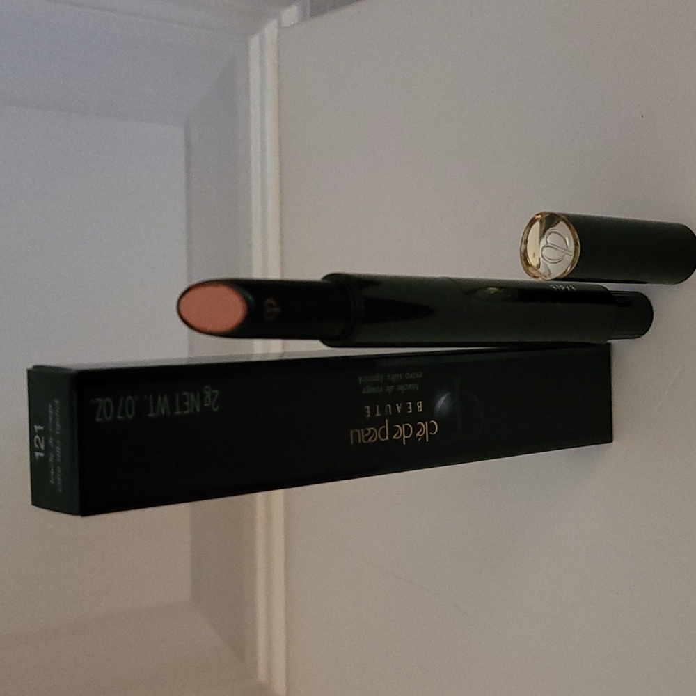 cle' de peau Extra Silky Lipstick 121